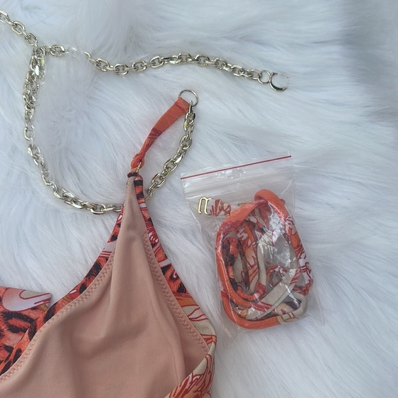 New GUESS One Piece Swimsuit SZ S - Picture 9 of 9